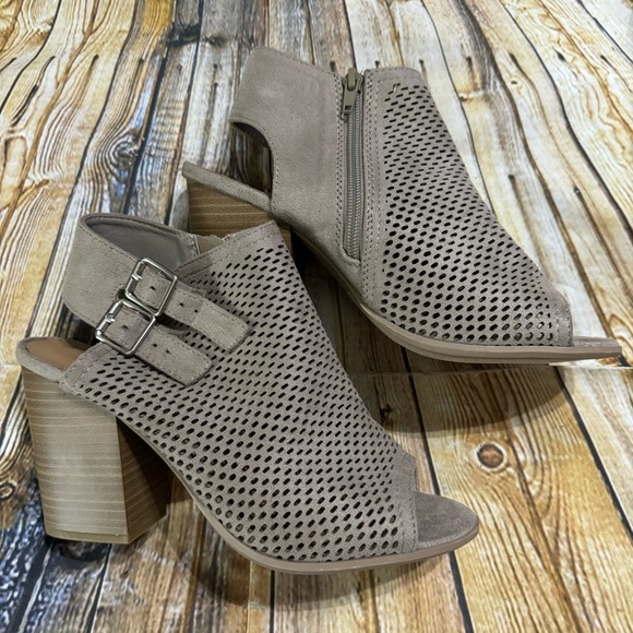 Manhattan Collection Womens Size 8 Perforated Tan 4” Block Heels - Picture 3 of 5